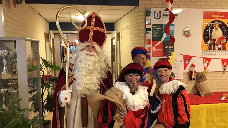 Sinterklaas bezoekt Universum in Grote Waal