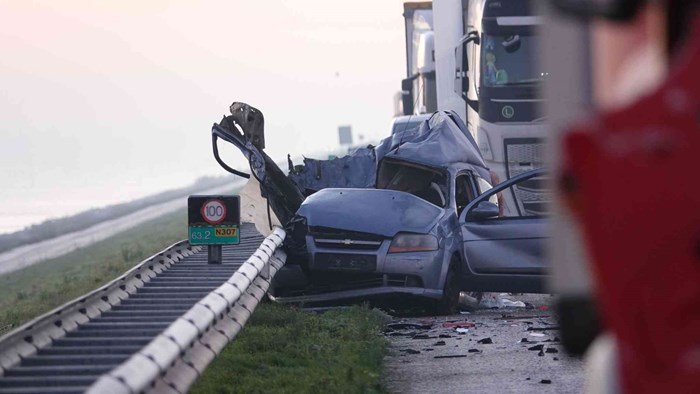 Frontale botsing op dijk Enkhuizen-Lelystad