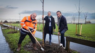 Hoogheemraad Rob Veenman plant een els met wethouders Harry Nederpelt van Medemblik en Nico Slagter van Stede Broec 