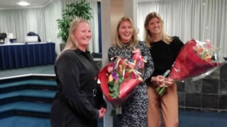 Bloemen voor de ambtenaren die het winnende raadsvoorstel hebben voorbereid