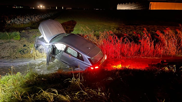 Auto in de sloot Andijk