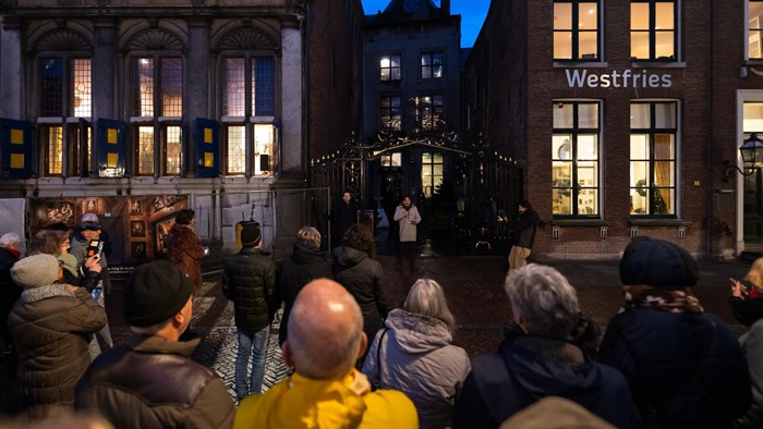 Toespraak van  Ad Geerdink voor het hek van het museum