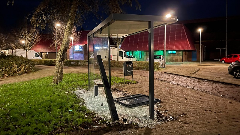 Automobiliste zonder rijbewijs ramt bushokje in Zwaag