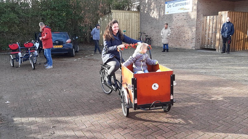 De Carrousel blij met bakfiets van Jan en Lida Kooijman