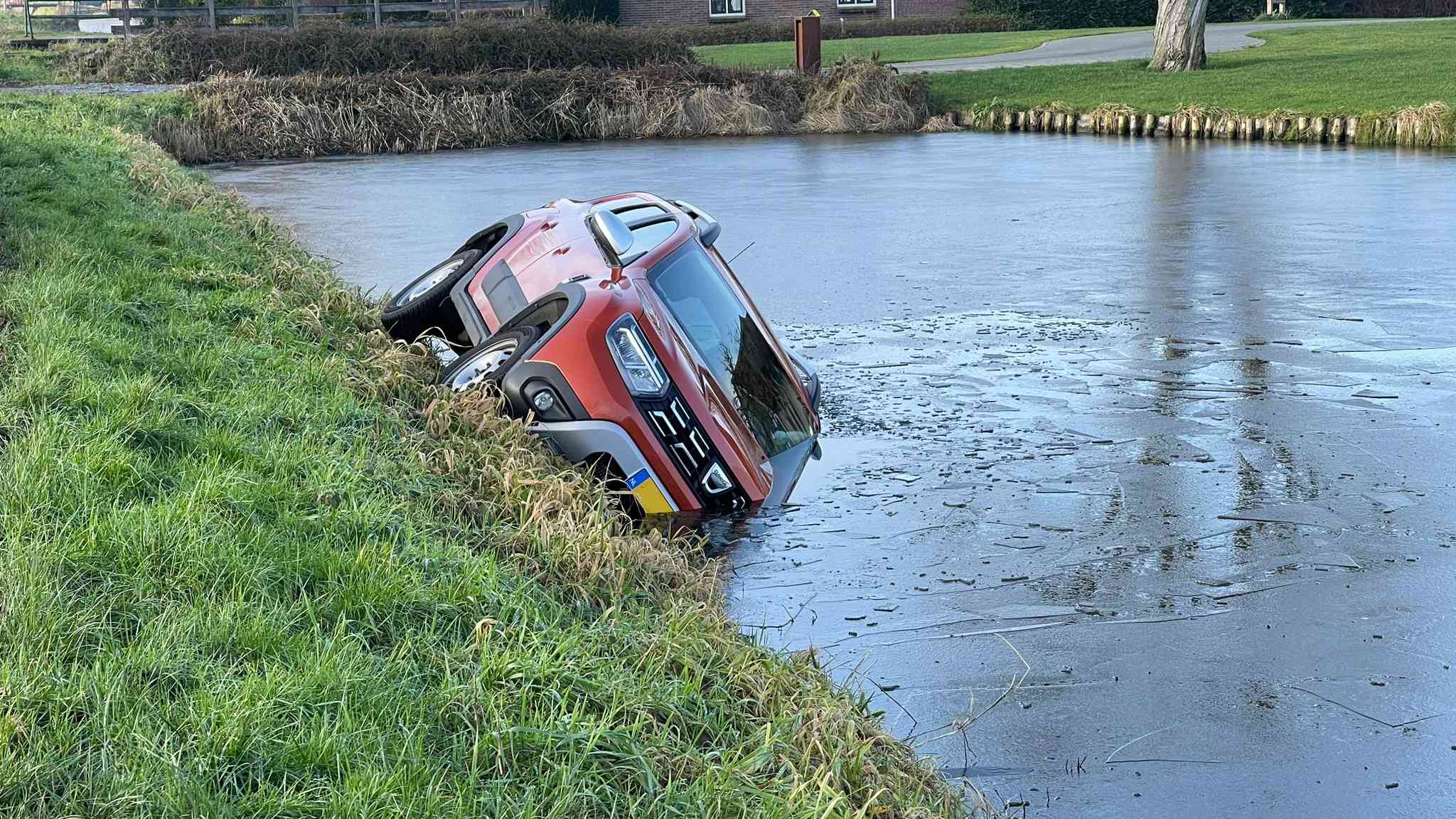 Geparkeerde auto langs de Bobeldijk in Berkhout te water