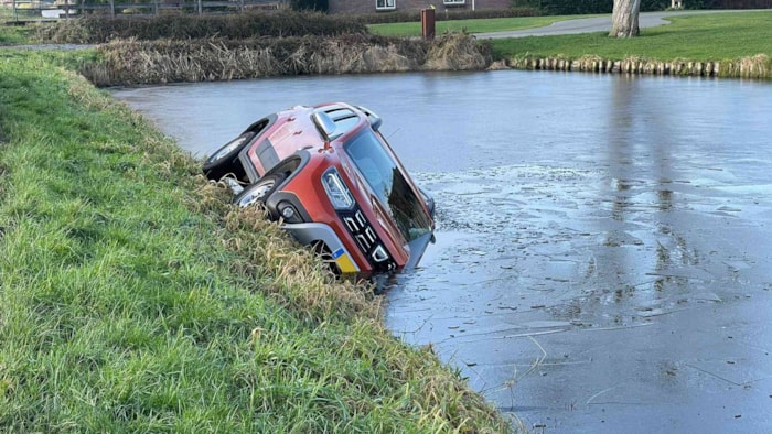 Auto te water in Berkhout