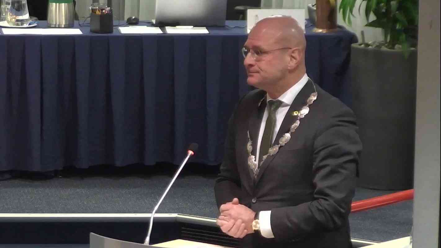 Een minuut stilte door Hoornse raad