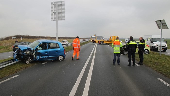 Botsing op N194 bij Obdam, weg afgesloten en drie gewonden