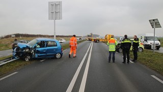 Botsing op N194 bij Obdam, weg afgesloten en drie gewonden