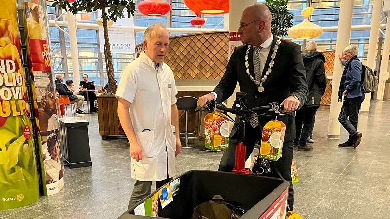 Burgemeester Jan Nieuwenburg op de bakfiets in het Dijklander ziekenhuis