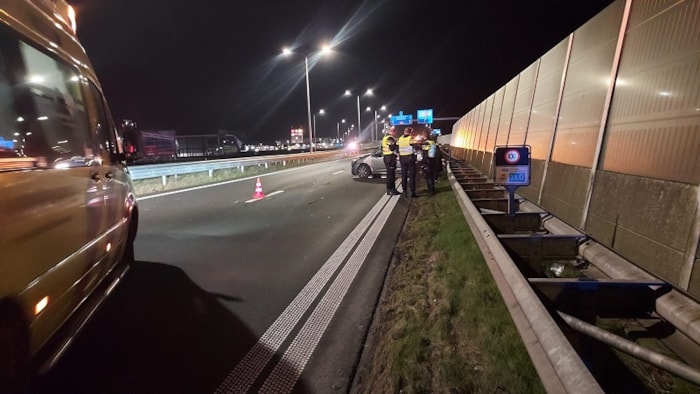 Automobilist tegen vangrail gereden bij Zwaag