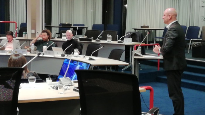 Burgemeester Nieuwenburg op 21 februari bij de commissievergadering