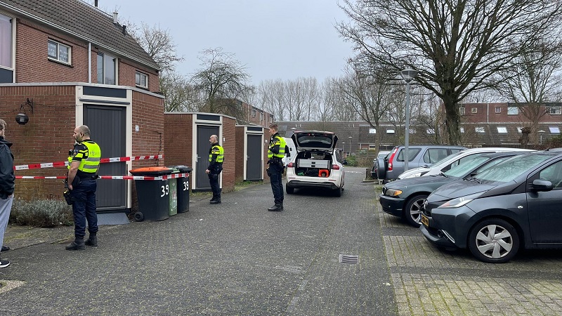 Auto tegen woning gereden in Zwaag