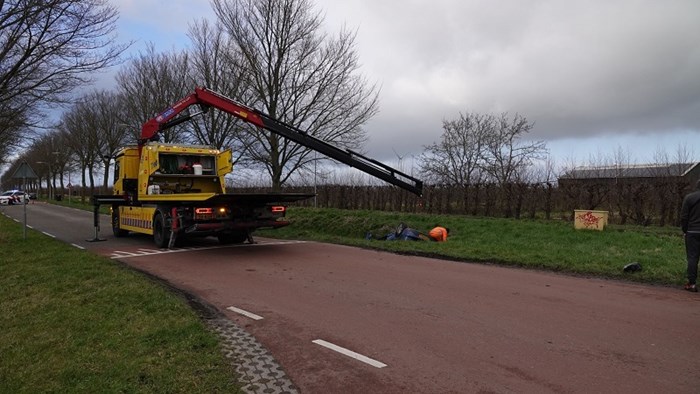 Auto te water in Zwaag na botsing