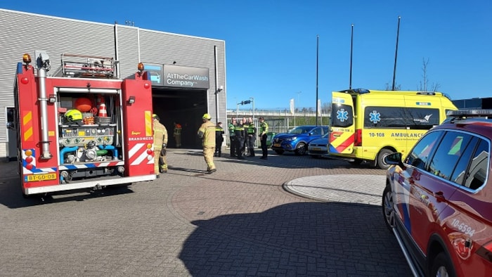 Automobilist komt vast te zitten in wasstraat (Zwaag)
