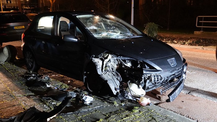 Auto tegen betonnen paal geknald in Bovenkarspel