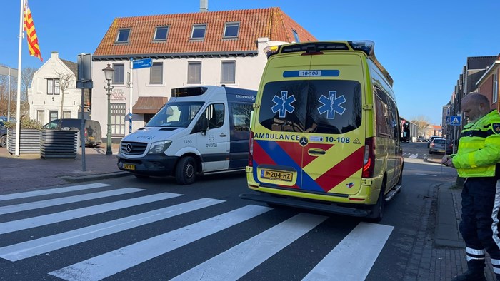 Buurtbus botst met fietsster