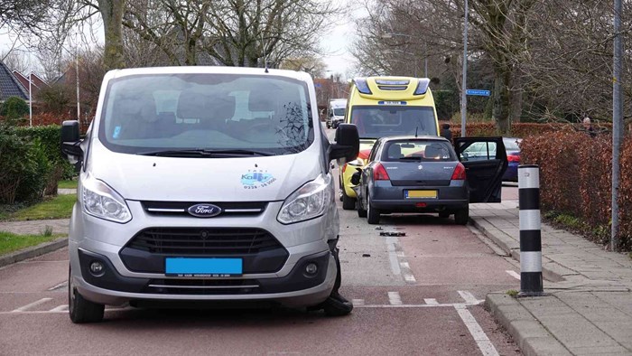 Taxibusje en personenauto botsen in Andijk