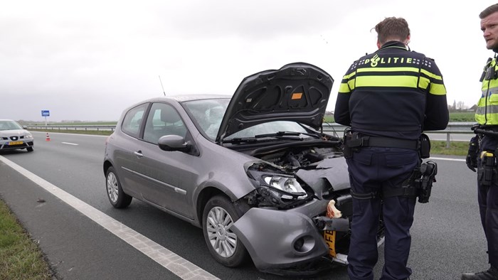 Beschadigde auto door de afvallende lading