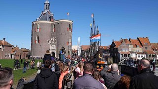 De Halve Maen vaart de haven van Enkhuizen binnen