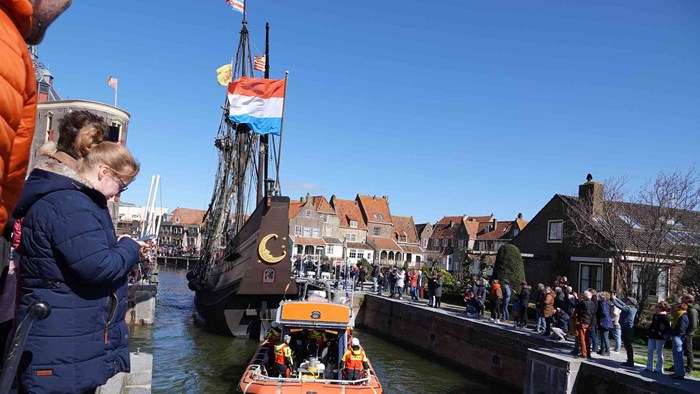 Enthousiaste inwoners ontvangen de Halve Maen in Enkhuizen