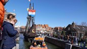 Enthousiaste inwoners ontvangen de Halve Maen in Enkhuizen