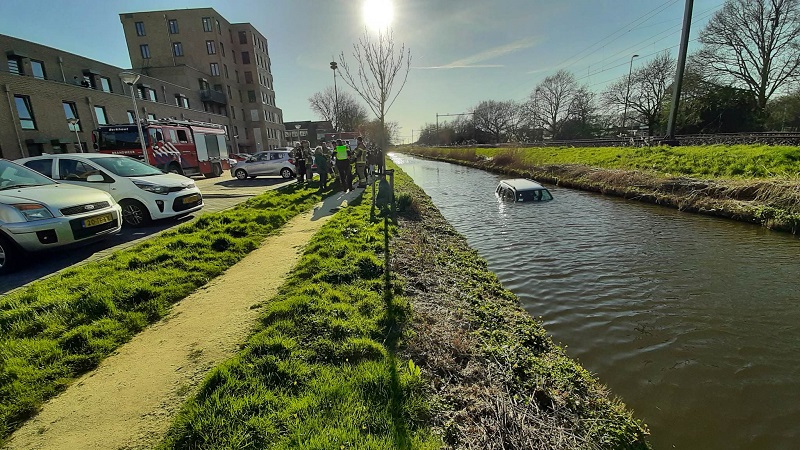 Auto te water bij Noorderlicht achter Siriusstraat