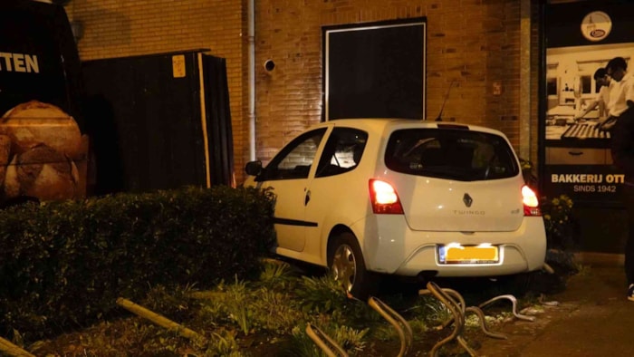 Auto tegen gevel Koepoortsweg Hoorn_2