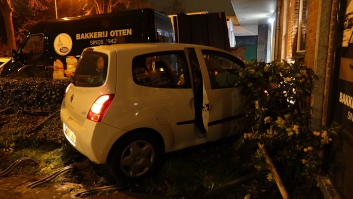 Auto tegen gevel Koepoortsweg Hoorn_3