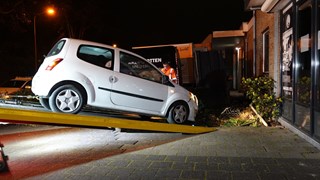 Auto tegen gevel Koepoortsweg Hoorn