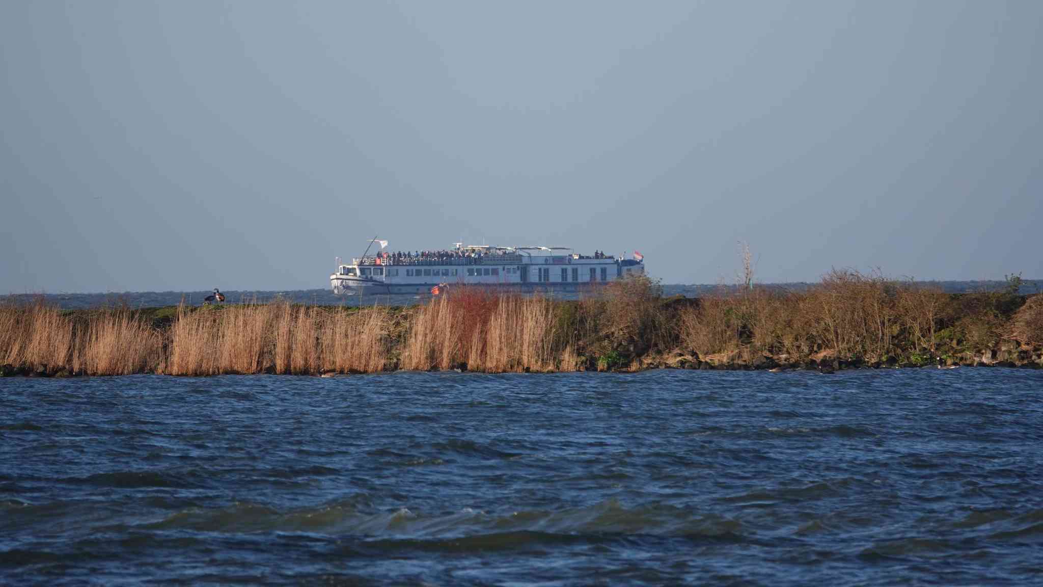 Brand op cruiseschip op Markermeer ter hoogte van Venhuizen