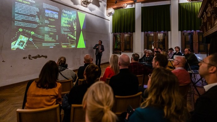 Hoornse gemeenteraad op werkbezoek in leeg Westfries Museum 