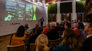 Hoornse gemeenteraad op werkbezoek in leeg Westfries Museum 