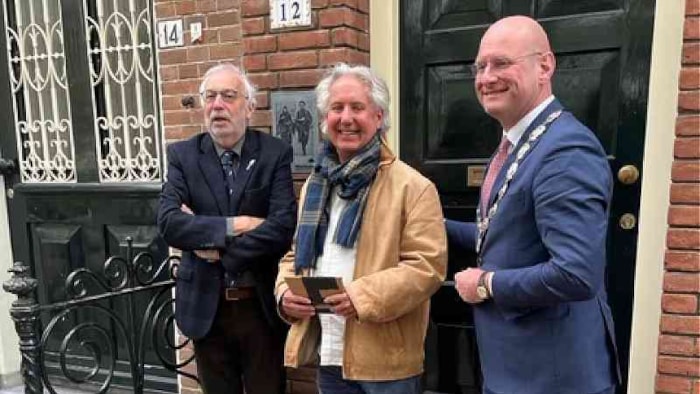 op de foto van liinks naar rechts Eddy Boom, voorzitter comite 40-45 Hoorn Bart Lankester, schrijver boek over Trien de Haan en burgemeester Nieuwenburg.