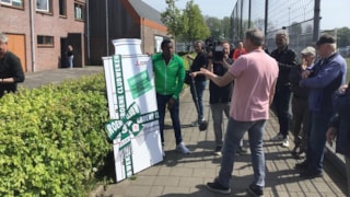 John Williams verrast Willem Kluft buiten