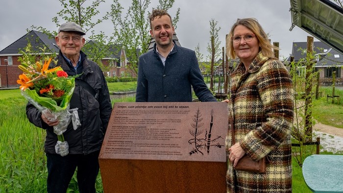 Wethouders Marjon van der Ven, Axel Boomgaars en kunstenaar Hans van Lunteren onthullen het kunstwerk