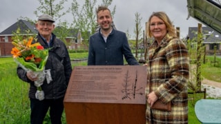 Wethouders Marjon van der Ven, Axel Boomgaars en kunstenaar Hans van Lunteren onthullen het kunstwerk