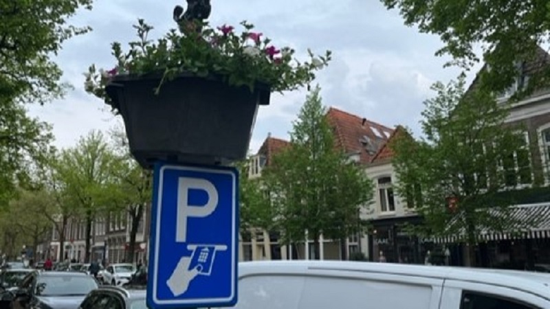 Aantal bloemmanden aan Gedempte Turfhaven onterecht gereduceerd