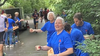 Vrijwilligers van Popkoor Broadway actief bij de uitgifte van water aan atleten Ironman Westfriesland 2022