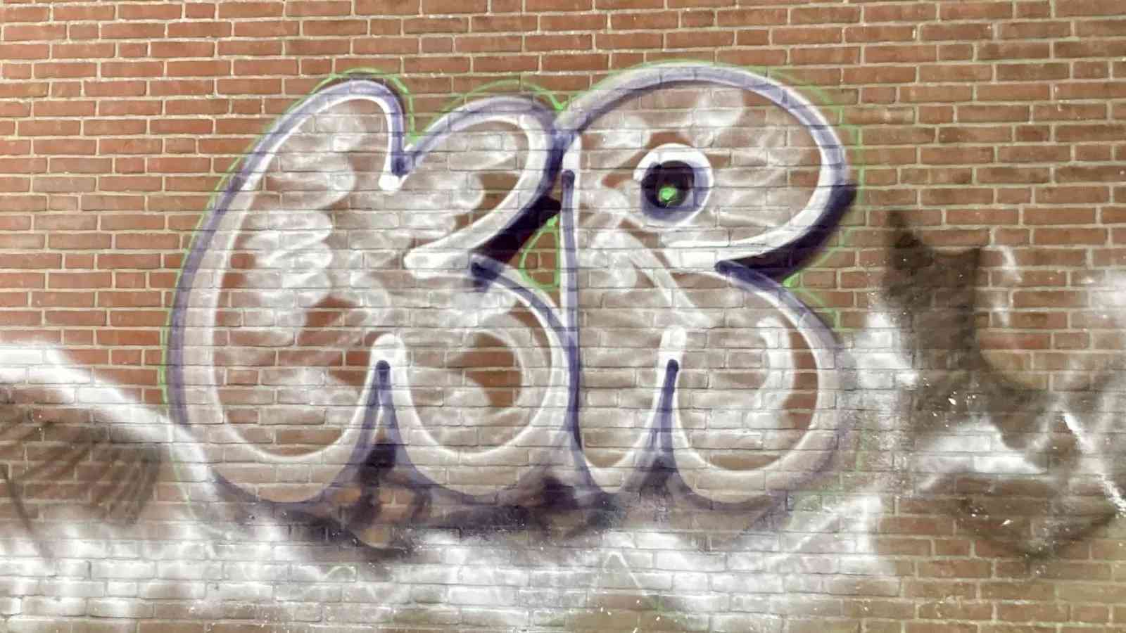 Directeur Museum van de 20e Eeuw looft beloning uit voor betrappen "K-R" graffiti vandalist
