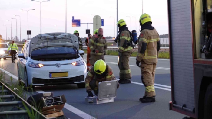 Smeulende elektrische auto