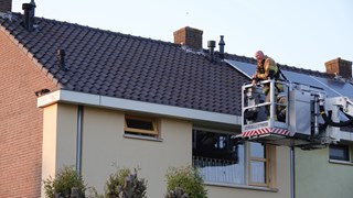 Brandweer redt kat uit dakgoot3