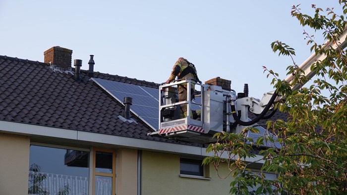 Brandweer redt kat uit dakgoot6