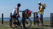 Stadsstrand bezoeken met de fiets