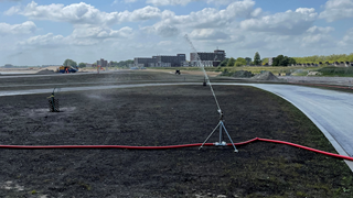 Besproeien parkeerplaatsen eerste deel stadsstrand