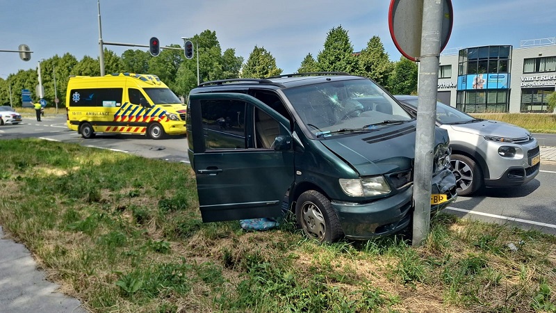 Aanrijding op Provincialeweg, drie voertuigen betrokken