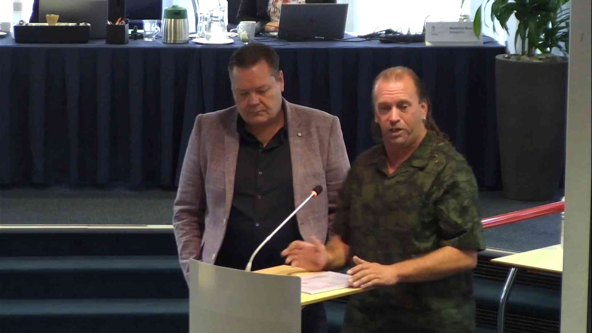 Nieuwe toegangsbrug voor het woonwagencentrum op verkeerde plek