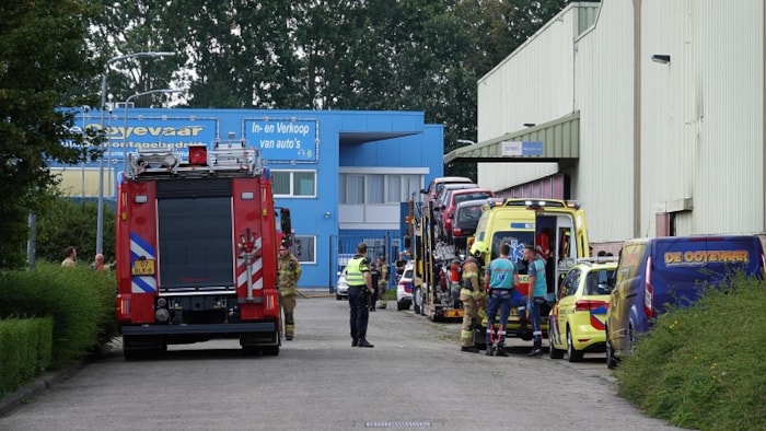 Zes mensen ademen rook in bij brand in garage in Oosterblokker