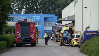 Zes mensen ademen rook in bij brand in garage in Oosterblokker