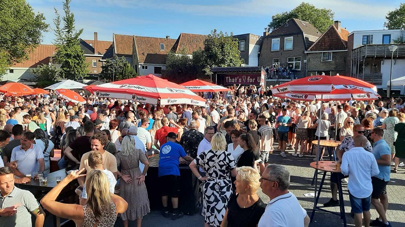 Stampvol Doelenplein viert Kermis Barbecue